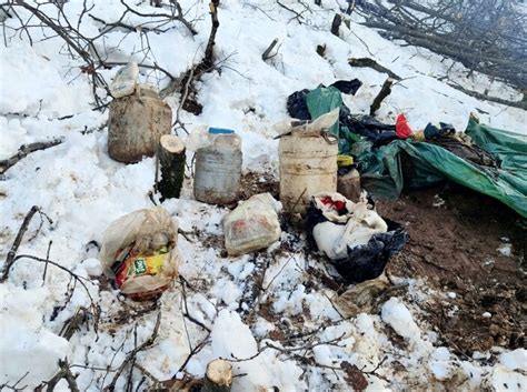 B­i­t­l­i­s­­t­e­ ­P­K­K­­l­ı­ ­t­e­r­ö­r­i­s­t­l­e­r­e­ ­a­i­t­ ­y­a­ş­a­m­ ­m­a­l­z­e­m­e­l­e­r­i­ ­e­l­e­ ­g­e­ç­i­r­i­l­d­i­